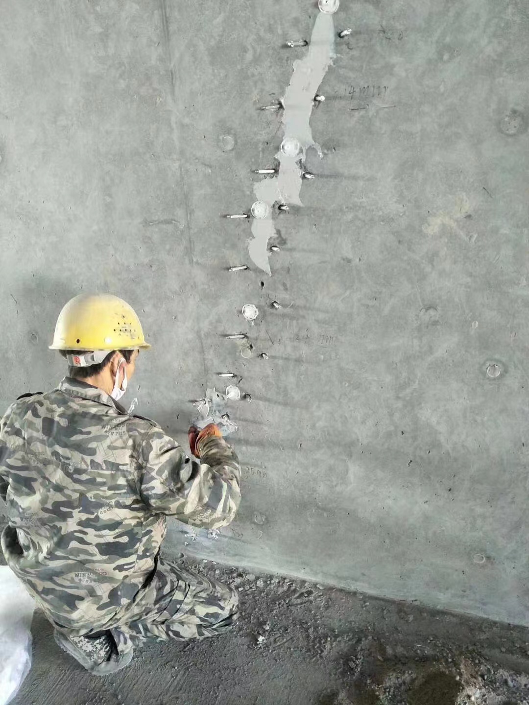 青海混凝土楼板裂缝加固施工的方案
